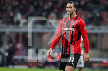 2022-01-17 - Zlatan Ibrahimovic of AC Milan looks on during the Serie A 2021/22 football match between AC Milan and Spezia Calcio at Giuseppe Meazza Stadium, Milan, Italy on January 17, 2022 - AC MILAN VS SPEZIA CALCIO - ITALIAN SERIE A - SOCCER