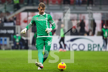 2022-01-17 - Ivan Provedel of Spezia Calcio in action during the Serie A 2021/22 football match between AC Milan and Spezia Calcio at Giuseppe Meazza Stadium, Milan, Italy on January 17, 2022 - AC MILAN VS SPEZIA CALCIO - ITALIAN SERIE A - SOCCER