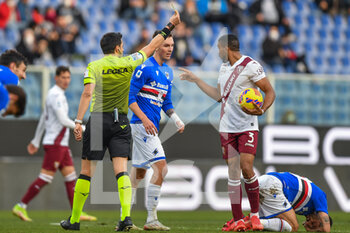 2022-01-15 - The Referee of the match Luca Massimi of Termoli Yellow card for Gleison Silva Nascimento Bremer (Torino) - UC SAMPDORIA VS TORINO FC - ITALIAN SERIE A - SOCCER