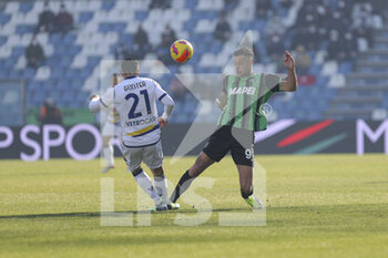 2022-01-16 - Koray Gunther (Hellas Verona) and Gianluca Scamacca (Sassuolo) fights for the ball - US SASSUOLO VS HELLAS VERONA FC - ITALIAN SERIE A - SOCCER