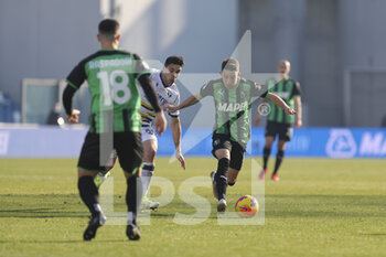 2022-01-16 - Maxime Lopez (Sassuolo) in action - US SASSUOLO VS HELLAS VERONA FC - ITALIAN SERIE A - SOCCER