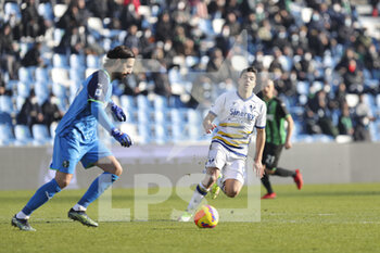 2022-01-16 - Giovanni Simeone (Hellas Verona) in pressing on Andrea Consigli (Sassuolo) - US SASSUOLO VS HELLAS VERONA FC - ITALIAN SERIE A - SOCCER