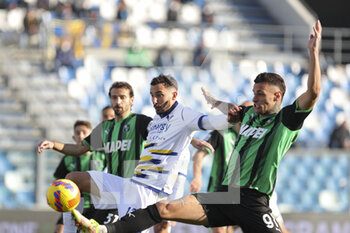 2022-01-16 - Gianluca Scamacca (Sassuolo) takes advantage on Federico Ceccherini (Verona) - US SASSUOLO VS HELLAS VERONA FC - ITALIAN SERIE A - SOCCER