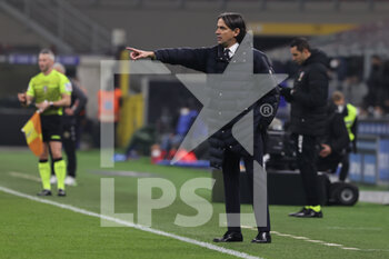2022-01-22 - Simone Inzaghi Head Coach of FC Internazionale gestures during the Serie A 2021/22 football match between FC Internazionale and Venezia FC at Giuseppe Meazza Stadium, Milan, Italy on January 22, 2022 - INTER - FC INTERNAZIONALE VS VENEZIA FC - ITALIAN SERIE A - SOCCER