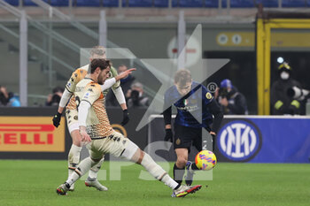 2022-01-22 - Nicolò Barella of FC Internazionale fights for the ball against Tanner Tessmann of Venezia FC during the Serie A 2021/22 football match between FC Internazionale and Venezia FC at Giuseppe Meazza Stadium, Milan, Italy on January 22, 2022 - INTER - FC INTERNAZIONALE VS VENEZIA FC - ITALIAN SERIE A - SOCCER