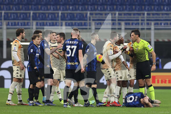 2022-01-22 - Referee Matteo Marchetti discusses with Players of Venezia FC during the Serie A 2021/22 football match between FC Internazionale and Venezia FC at Giuseppe Meazza Stadium, Milan, Italy on January 22, 2022 - INTER - FC INTERNAZIONALE VS VENEZIA FC - ITALIAN SERIE A - SOCCER