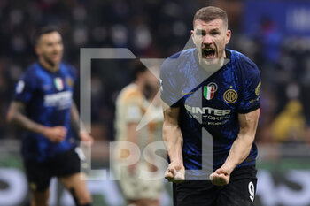 2022-01-22 - Edin Dzeko of FC Internazionale celebrates after scoring a goal during the Serie A 2021/22 football match between FC Internazionale and Venezia FC at Giuseppe Meazza Stadium, Milan, Italy on January 22, 2022 - INTER - FC INTERNAZIONALE VS VENEZIA FC - ITALIAN SERIE A - SOCCER