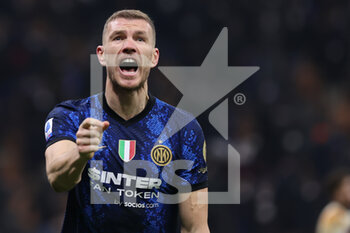 2022-01-22 - Edin Dzeko of FC Internazionale celebrates after scoring a goal during the Serie A 2021/22 football match between FC Internazionale and Venezia FC at Giuseppe Meazza Stadium, Milan, Italy on January 22, 2022 - INTER - FC INTERNAZIONALE VS VENEZIA FC - ITALIAN SERIE A - SOCCER