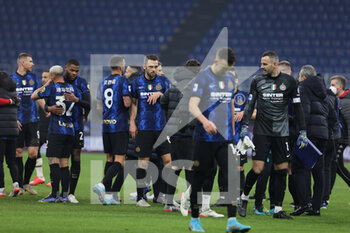 2022-01-22 - Players of FC Internazionale celebrate the victory at the end of the match during the Serie A 2021/22 football match between FC Internazionale and Venezia FC at Giuseppe Meazza Stadium, Milan, Italy on January 22, 2022 - INTER - FC INTERNAZIONALE VS VENEZIA FC - ITALIAN SERIE A - SOCCER