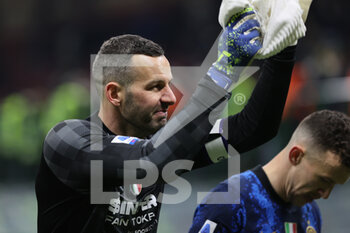 2022-01-22 - Samir Handanovic of FC Internazionale celebrates the victory at the end of the match during the Serie A 2021/22 football match between FC Internazionale and Venezia FC at Giuseppe Meazza Stadium, Milan, Italy on January 22, 2022 - INTER - FC INTERNAZIONALE VS VENEZIA FC - ITALIAN SERIE A - SOCCER
