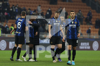 2022-01-22 - Denzel Dumfries of FC Internazionale celebrates the victory at the end of the match with Players of FC Internazionale during the Serie A 2021/22 football match between FC Internazionale and Venezia FC at Giuseppe Meazza Stadium, Milan, Italy on January 22, 2022 - INTER - FC INTERNAZIONALE VS VENEZIA FC - ITALIAN SERIE A - SOCCER