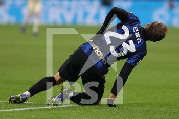 2022-01-22 - Nicolò Barella of FC Internazionale injured during the Serie A 2021/22 football match between FC Internazionale and Venezia FC at Giuseppe Meazza Stadium, Milan, Italy on January 22, 2022 - INTER - FC INTERNAZIONALE VS VENEZIA FC - ITALIAN SERIE A - SOCCER