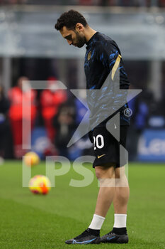 2022-01-22 - Hakan Calhanoglu of FC Internazionale warms up during the Serie A 2021/22 football match between FC Internazionale and Venezia FC at Giuseppe Meazza Stadium, Milan, Italy on January 22, 2022 - INTER - FC INTERNAZIONALE VS VENEZIA FC - ITALIAN SERIE A - SOCCER