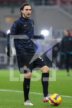 2022-01-22 - Matteo Darmian of FC Internazionale warms up during the Serie A 2021/22 football match between FC Internazionale and Venezia FC at Giuseppe Meazza Stadium, Milan, Italy on January 22, 2022 - INTER - FC INTERNAZIONALE VS VENEZIA FC - ITALIAN SERIE A - SOCCER