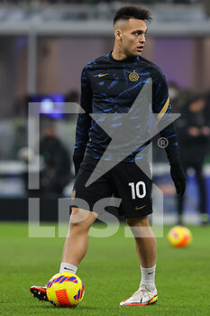 2022-01-22 - Lautaro Martinez of FC Internazionale warms up during the Serie A 2021/22 football match between FC Internazionale and Venezia FC at Giuseppe Meazza Stadium, Milan, Italy on January 22, 2022 - INTER - FC INTERNAZIONALE VS VENEZIA FC - ITALIAN SERIE A - SOCCER