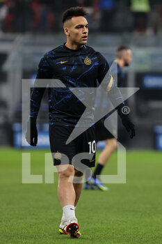 2022-01-22 - Lautaro Martinez of FC Internazionale warms up during the Serie A 2021/22 football match between FC Internazionale and Venezia FC at Giuseppe Meazza Stadium, Milan, Italy on January 22, 2022 - INTER - FC INTERNAZIONALE VS VENEZIA FC - ITALIAN SERIE A - SOCCER