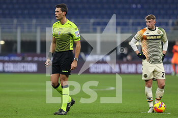 2022-01-22 - Referee Matteo Marchetti in action during the Serie A 2021/22 football match between FC Internazionale and Venezia FC at Giuseppe Meazza Stadium, Milan, Italy on January 22, 2022 - INTER - FC INTERNAZIONALE VS VENEZIA FC - ITALIAN SERIE A - SOCCER