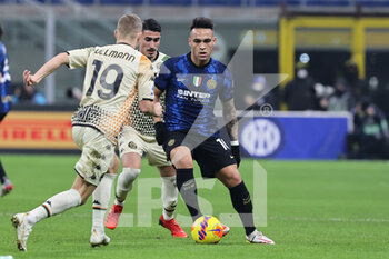 2022-01-22 - Lautaro Martinez of FC Internazionale in action during the Serie A 2021/22 football match between FC Internazionale and Venezia FC at Giuseppe Meazza Stadium, Milan, Italy on January 22, 2022 - INTER - FC INTERNAZIONALE VS VENEZIA FC - ITALIAN SERIE A - SOCCER