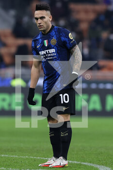 2022-01-22 - Lautaro Martinez of FC Internazionale looks on during the Serie A 2021/22 football match between FC Internazionale and Venezia FC at Giuseppe Meazza Stadium, Milan, Italy on January 22, 2022 - INTER - FC INTERNAZIONALE VS VENEZIA FC - ITALIAN SERIE A - SOCCER