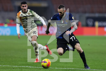 2022-01-22 - Marcelo Brozovic of FC Internazionale in action during the Serie A 2021/22 football match between FC Internazionale and Venezia FC at Giuseppe Meazza Stadium, Milan, Italy on January 22, 2022 - INTER - FC INTERNAZIONALE VS VENEZIA FC - ITALIAN SERIE A - SOCCER