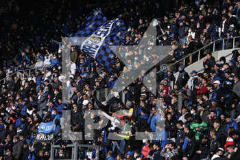 2022-02-06 - Atalanta BC fans wave flags, shout and clap their hands - ATALANTA BC VS CAGLIARI CALCIO - ITALIAN SERIE A - SOCCER