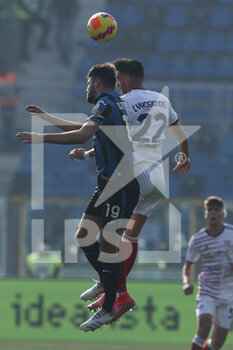 2022-02-06 - Berat Djimsiti (Atalanta BC) and Charalampos Lykogiannis (Cagliari Calcio) battle for the ball  - ATALANTA BC VS CAGLIARI CALCIO - ITALIAN SERIE A - SOCCER