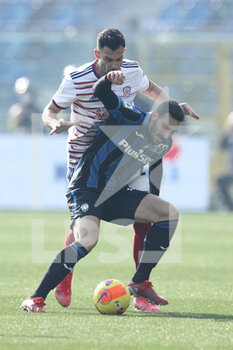 2022-02-06 - Davide Zappacosta (Atalanta BC) is challenged by Charalampos Lykogiannis (Cagliari Calcio) - ATALANTA BC VS CAGLIARI CALCIO - ITALIAN SERIE A - SOCCER