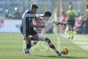 2022-02-06 - Berat Djimsiti (Atalanta BC) and Henrique Dalbert (Cagliari Calcio) battle for the ball  - ATALANTA BC VS CAGLIARI CALCIO - ITALIAN SERIE A - SOCCER