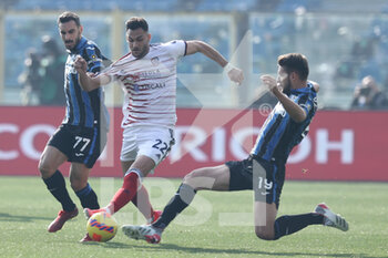 2022-02-06 - Berat Djimsiti (Atalanta BC) slides to stop Charalampos Lykogiannis (Cagliari Calcio) - ATALANTA BC VS CAGLIARI CALCIO - ITALIAN SERIE A - SOCCER