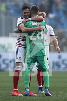 2022-02-06 - Alessio Cragno (Cagliari Calcio) hugs his teammates after the victory - ATALANTA BC VS CAGLIARI CALCIO - ITALIAN SERIE A - SOCCER