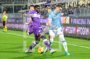 2022-02-05 - Sergej Milinkovic-Savic (Lazio) Fights for the ball against Arthur Cabral (Fiorentina) - ACF FIORENTINA VS SS LAZIO - ITALIAN SERIE A - SOCCER