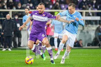 2022-02-05 - Arthur Cabral (Fiorentina) Fights for the ball against Lucas Leiva (Lazio) - ACF FIORENTINA VS SS LAZIO - ITALIAN SERIE A - SOCCER