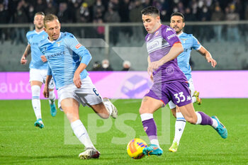 2022-02-05 - Riccardo Sottil (Fiorentina) fights for the ball against Lucas Leiva (Lazio) - ACF FIORENTINA VS SS LAZIO - ITALIAN SERIE A - SOCCER