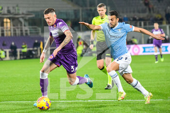 2022-02-05 - Cristiano Biraghi (Fiorentina) fights for the ball against Pedro (Lazio) - ACF FIORENTINA VS SS LAZIO - ITALIAN SERIE A - SOCCER
