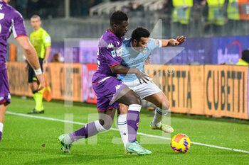 2022-02-05 - Pedro (Lazio) Fights for the ball against Alfred Duncan (Fiorentina) - ACF FIORENTINA VS SS LAZIO - ITALIAN SERIE A - SOCCER