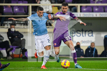 2022-02-05 - Mattia Zaccagni (Lazio) Fights for the ball against Lorenzo Venuti (Fiorentina) - ACF FIORENTINA VS SS LAZIO - ITALIAN SERIE A - SOCCER