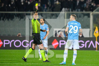 2022-02-05 - Referee Mr. Orsato from Schio shows yellow card to Manuel Lazzari (Lazio) - ACF FIORENTINA VS SS LAZIO - ITALIAN SERIE A - SOCCER