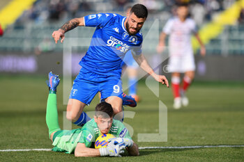 2022-02-13 - Alessio Cragno (Cagliari Calcio) saves on Patrick Cutrone (Empoli FC) - EMPOLI FC VS CAGLIARI CALCIO - ITALIAN SERIE A - SOCCER