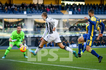 2022-02-13 - Udinese's Gerard Deulofeu kicks hindered by Verona's Federico Ceccherini - HELLAS VERONA FC VS UDINESE CALCIO - ITALIAN SERIE A - SOCCER