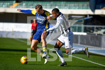2022-02-13 - Verona's Antonin Barak in action against Udinese's Marvin Zeegelaar - HELLAS VERONA FC VS UDINESE CALCIO - ITALIAN SERIE A - SOCCER