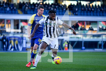 2022-02-13 - Udinese's Isaac Success in action against Verona's Nicolò Casale - HELLAS VERONA FC VS UDINESE CALCIO - ITALIAN SERIE A - SOCCER
