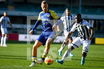2022-02-13 - Verona's Antonin Barak in action against Udinese's Jean-Victor Makengo - HELLAS VERONA FC VS UDINESE CALCIO - ITALIAN SERIE A - SOCCER