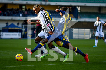 2022-02-13 - Udinese's Destiny Udogie in action against Verona's Adrien Tamèze - HELLAS VERONA FC VS UDINESE CALCIO - ITALIAN SERIE A - SOCCER