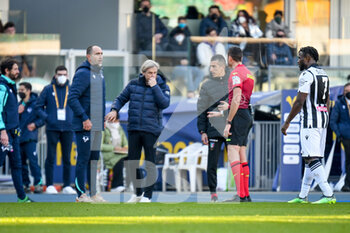 2022-02-13 - The referee of the match Andrea Colombo talks with Verona's Head Coach Igor Tudor - HELLAS VERONA FC VS UDINESE CALCIO - ITALIAN SERIE A - SOCCER