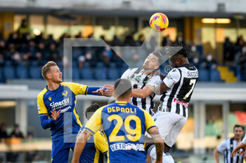 2022-02-13 - Header of Udinese's Pablo Mari' and Udinese's Isaac Success hindered by Verona's Antonin Barak - HELLAS VERONA FC VS UDINESE CALCIO - ITALIAN SERIE A - SOCCER