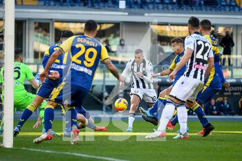2022-02-13 - Udinese's Gerard Deulofeu kicks the ball - HELLAS VERONA FC VS UDINESE CALCIO - ITALIAN SERIE A - SOCCER