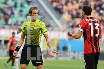 2022-02-13 - Referee Daniele Chiffi talks to Alessio Romagnoli of AC Milan during the Serie A 2021/22 football match between AC Milan and UC Sampdoria at Giuseppe Meazza Stadium, Milan, Italy on February 13, 2022 - AC MILAN VS UC SAMPDORIA - ITALIAN SERIE A - SOCCER