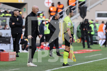 2022-02-13 - Stefano Pioli Head Coach of AC Milan reacts from the bench during the Serie A 2021/22 football match between AC Milan and UC Sampdoria at Giuseppe Meazza Stadium, Milan, Italy on February 13, 2022 - AC MILAN VS UC SAMPDORIA - ITALIAN SERIE A - SOCCER