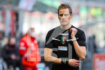2022-02-13 - Referee Daniele Chiffi looks on during the Serie A 2021/22 football match between AC Milan and UC Sampdoria at Giuseppe Meazza Stadium, Milan, Italy on February 13, 2022 - AC MILAN VS UC SAMPDORIA - ITALIAN SERIE A - SOCCER