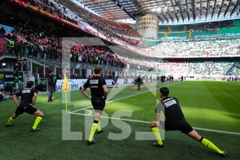 2022-02-13 - Referee Daniele Chiffi warms up during the Serie A 2021/22 football match between AC Milan and UC Sampdoria at Giuseppe Meazza Stadium, Milan, Italy on February 13, 2022 - AC MILAN VS UC SAMPDORIA - ITALIAN SERIE A - SOCCER
